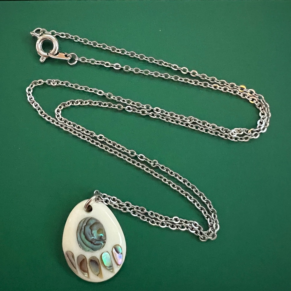 Necklace with seashell pendant